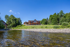 Victorian log home by Katahdin Cedar Log Homes